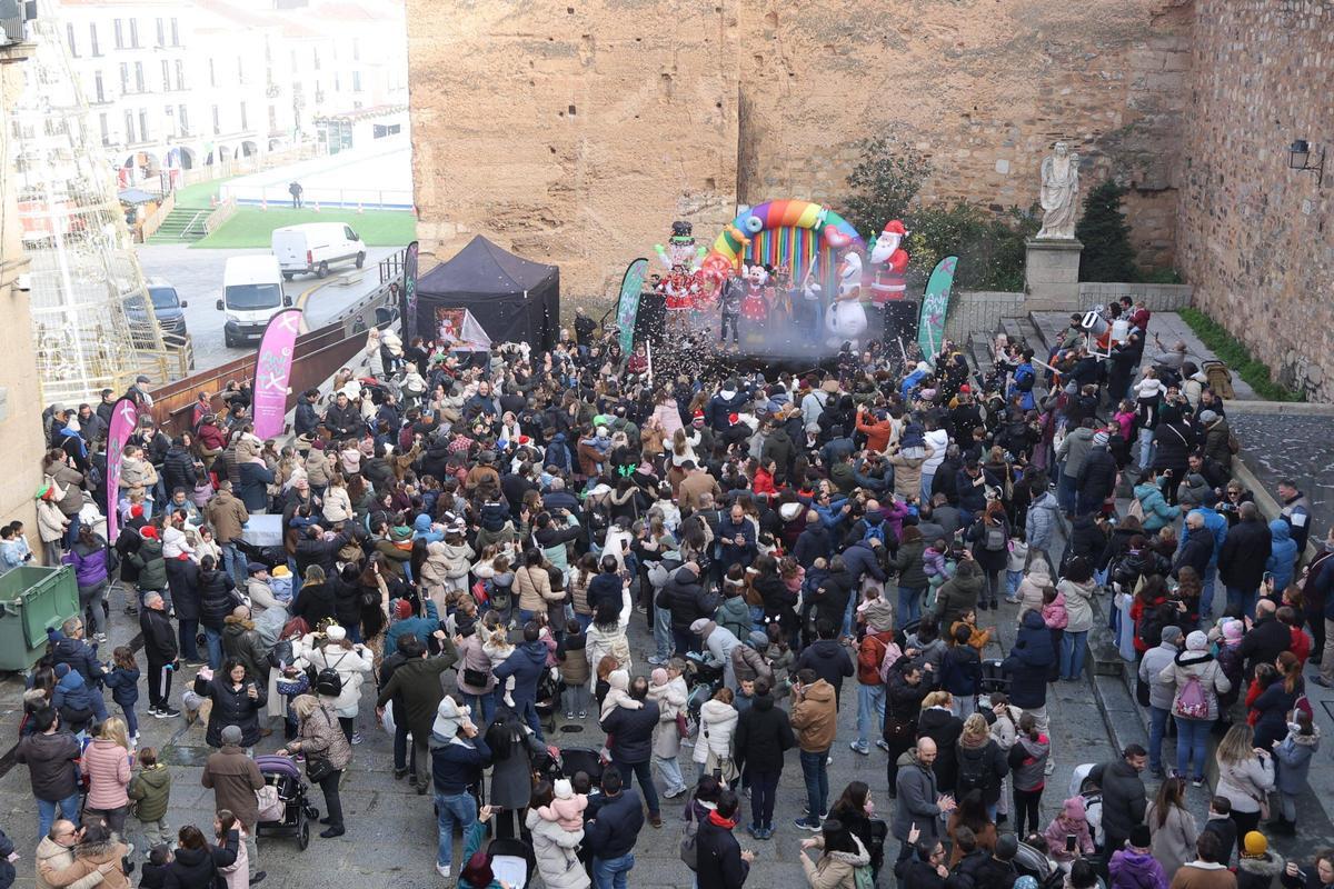 Los niños de Cáceres celebran el año nuevo con música y gominolas en lugar de uvas Los niños de Cáceres celebran el año nuevo con música y gominolas en lugar de uvas