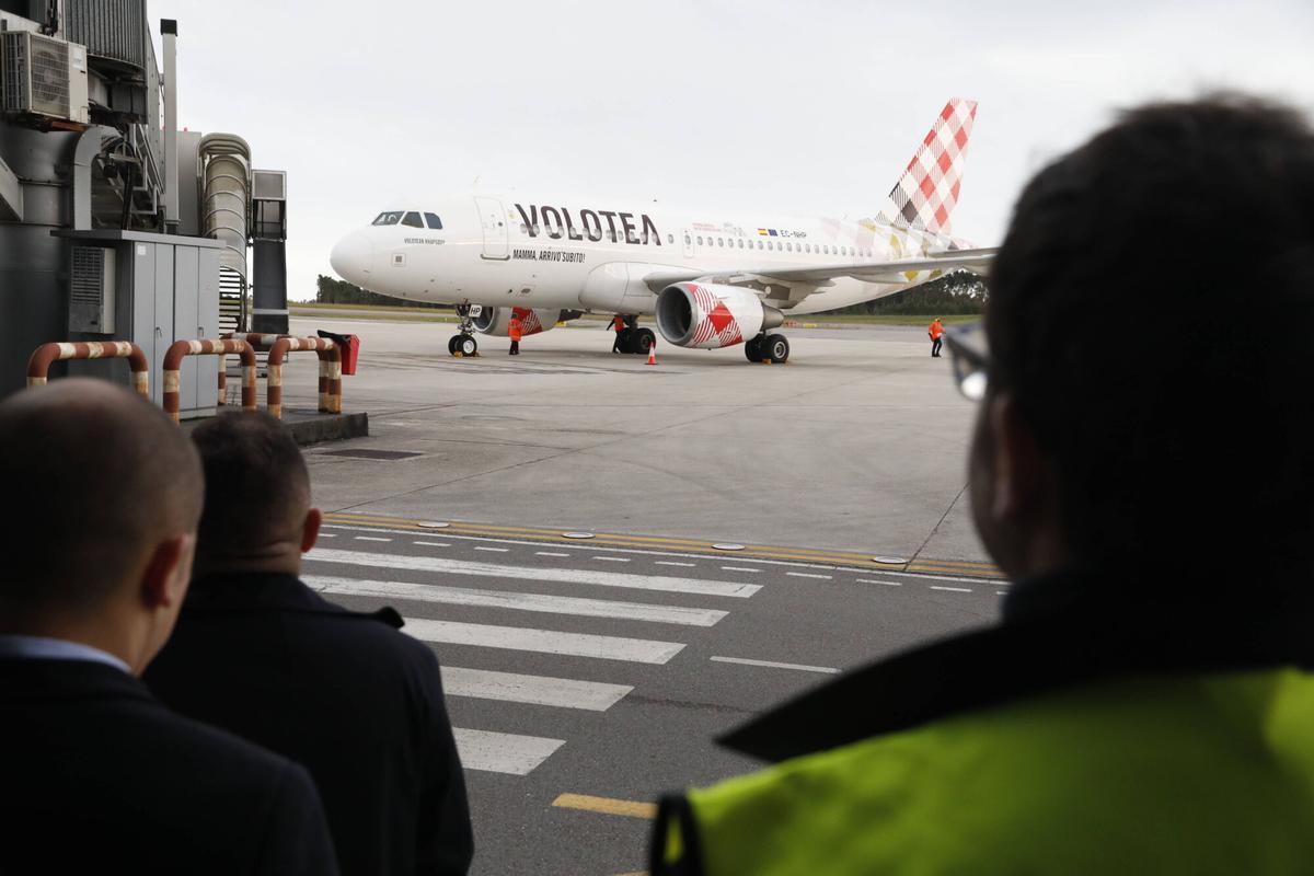 Así fue el recibimiento del pasajero dos millones en el aeropuerto de Asturias.
