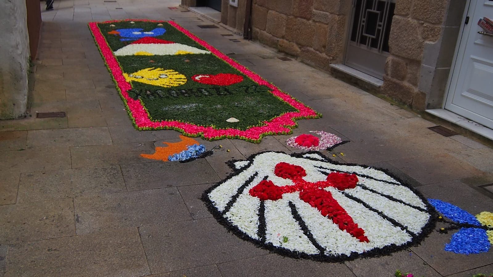 Redondela, cubierta por sus alfombras de flores