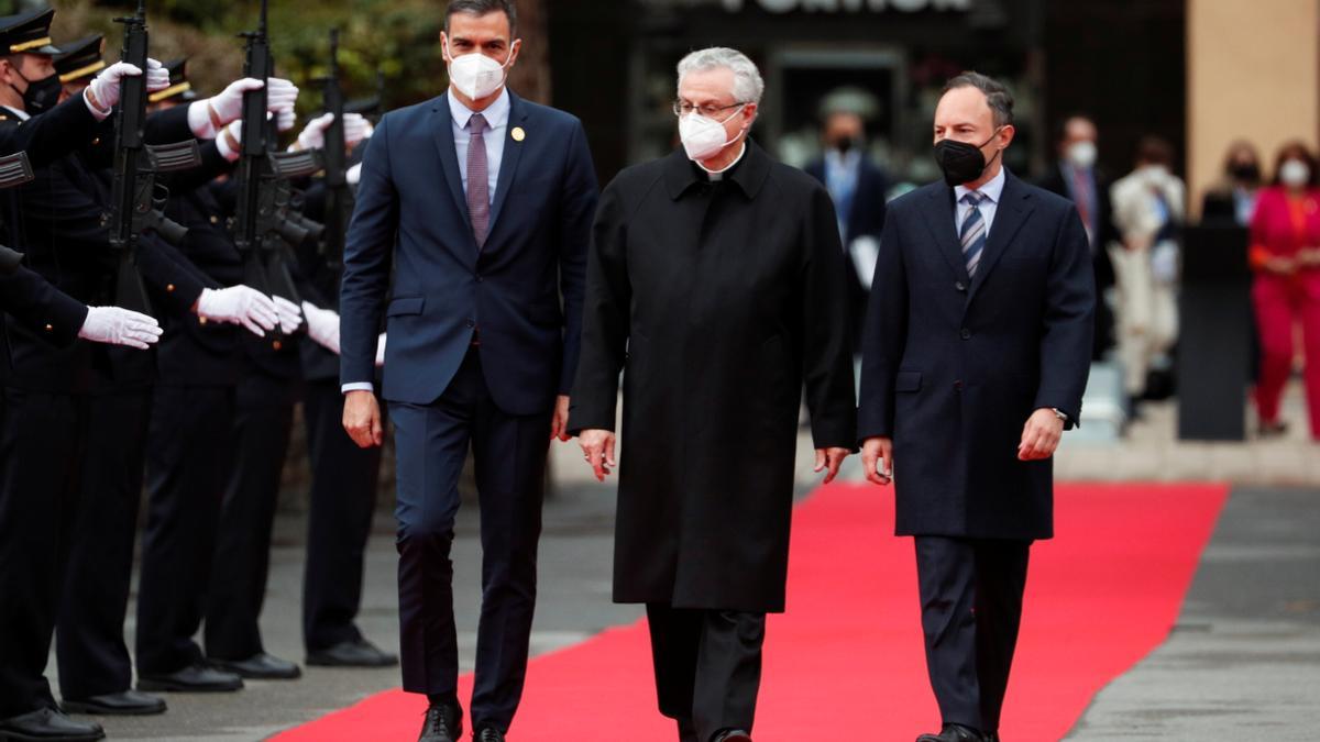 El presidente español, Pedro Sánchez, junto al copríncipe de Andorra y arzobispo de la Seu, Joan-Enric Vives i Sicilia, y el primer ministro andorrano, Xavier Espot, este martes en Andorra la Vella.