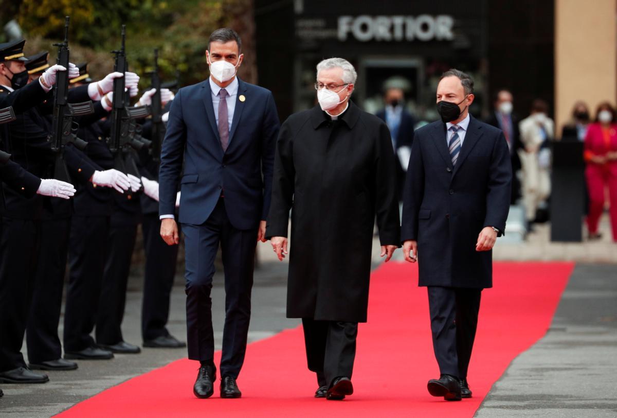 El presidente español, Pedro Sánchez, junto al copríncipe de Andorra y arzobispo de la Seu, Joan-Enric Vives i Sicilia, y el primer ministro andorrano, Xavier Espot, este martes en Andorra la Vella.