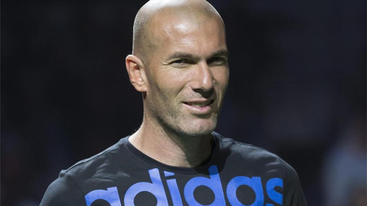 Zidane presenta el balón de la Eurocopa 2016