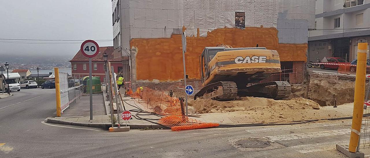 Trabajando, esta semana, en el nuevo edificio de la calle Ramón Cabanillas. |   FDV