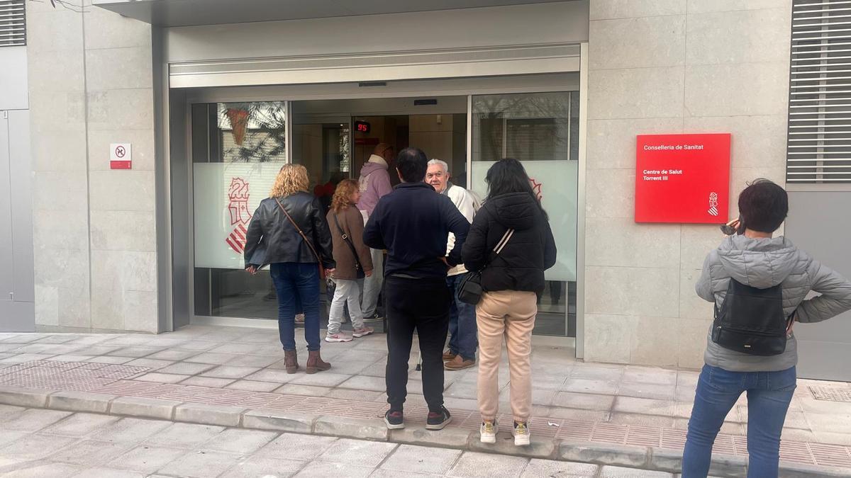 Usuarios acuden al nuevo centro de salud de Torrent.