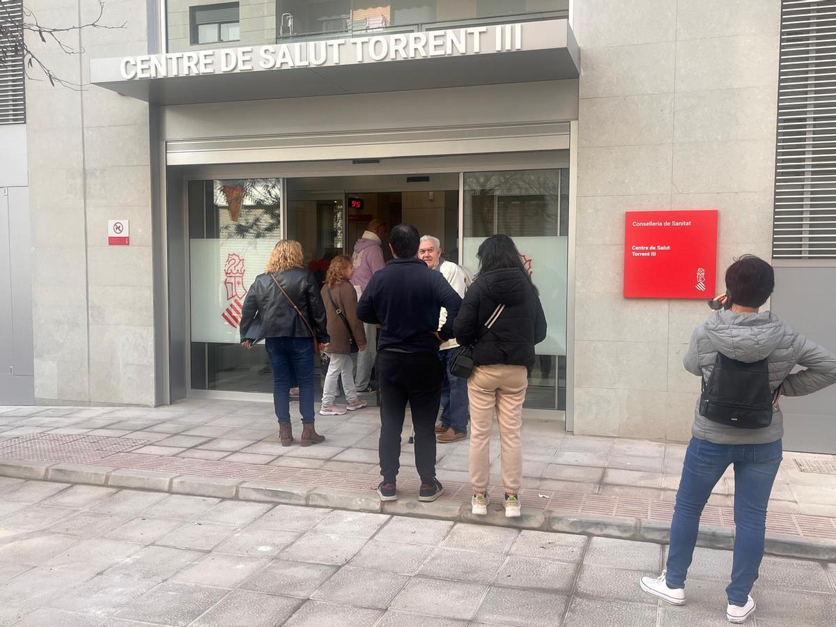 Usuarios acuden al nuevo centro de salud de Torrent.