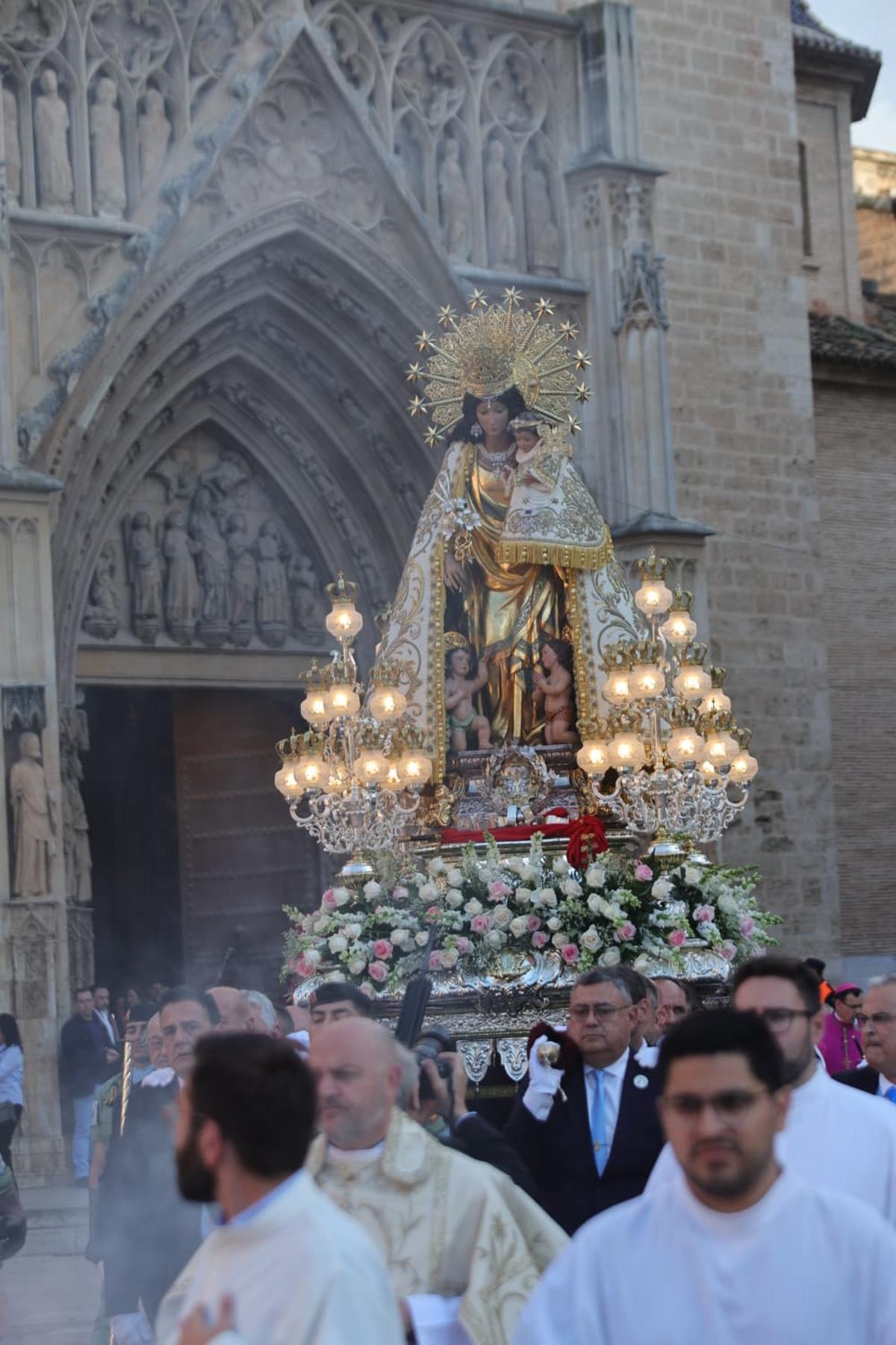 La Virgen de los Desamparados procesiona por el centro de València La Virgen de los Desamparados procesiona por el centro de València