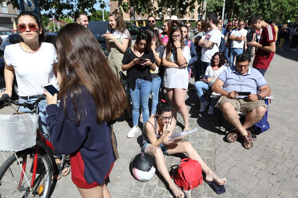 Largas colas para retirar las invitaciones del concierto de Rosalía