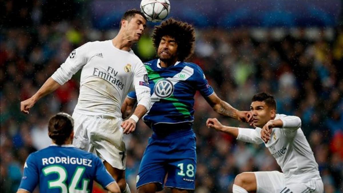 Cristiano Ronaldo remata de cabeza en una acción ante el Wolfsburgo.