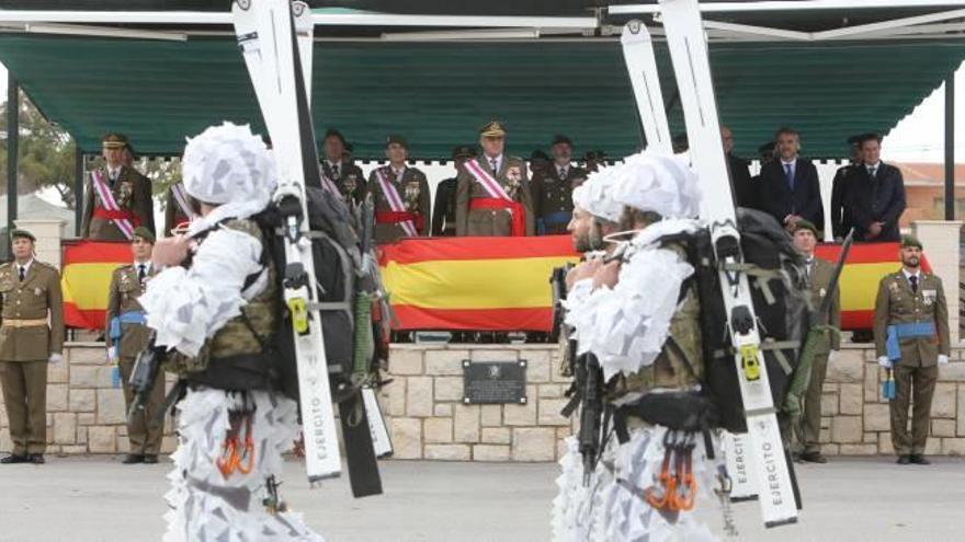 Un grupo de esquiadores saluda a la tribuna de presidencia.