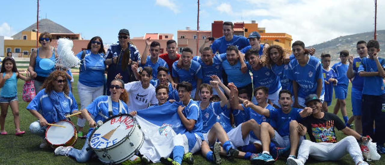 El San Isidro celebra su vuelta a la cadete Preferente con algunos aficionados en el campo de Barrial.