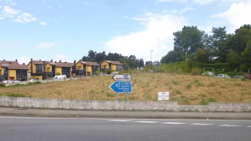 Parcela en O Vieiro, frente al viaducto de O Seixal, que Oleiros cedió para escuela a la Xunta en 2010.