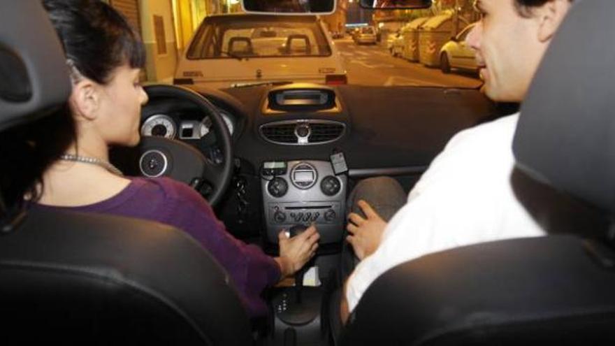 Imagen de archivo de una mujer conduciendo en Alicante.