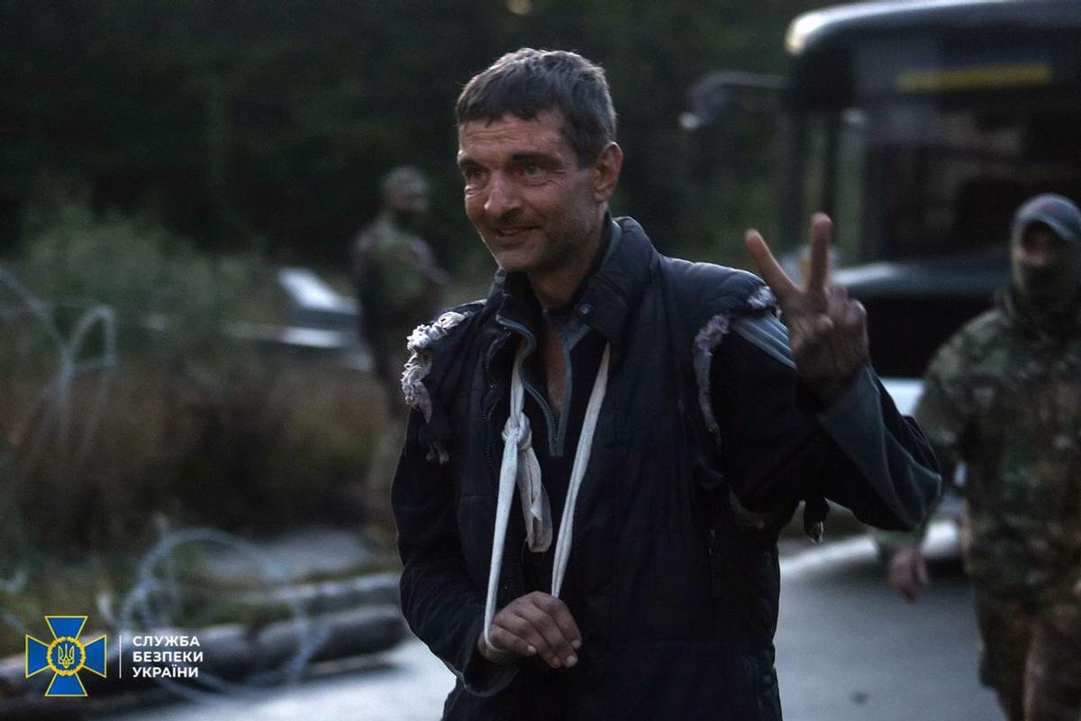 Chernihiv Region (Ukraine), 22/09/2022.- A handout photo made available by the Press Service of the Security Service of Ukraine (SBU) on 22 September 2022 shows Mykhailo Dianov, an Azovstal fighter, gesturing the V-sign after a prisoners of war (POW) exchange, in the Chernihiv region, Ukraine. Ukraine has returned 215 prisoners from Russian captivity, including Mariupol’s Azovstal steel plant fighters, who spent months defending the steel plant and surrendered in May during the Russian siege, according to Ukraine’s Presidential Administration. (Rusia, Ucrania) EFE/EPA/SECURITY SERVICE OF UKRAINE HANDOUT -- MANDATORY CREDIT: SECURITY SERVICE OF UKRAINE -- HANDOUT EDITORIAL USE ONLY/NO SALES