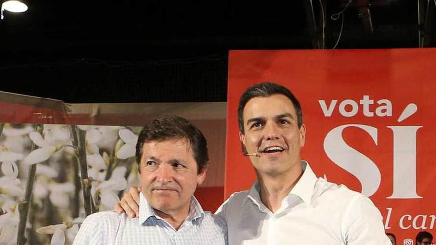 Pedro Sánchez y Javier Fernández, en la pasada campaña electoral, en un mitin celebrado en La Corredoria (Oviedo).