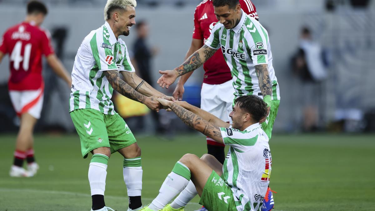 Iker Losada, del Real Betis, abajo a la derecha, es felicitado por Rodri Sánchez, a la izquierda, y Chimy Ávila tras marcar un gol contra el Manchester United durante la primera parte de un partido de fútbol el miércoles 31 de julio de 2024, en San Diego.