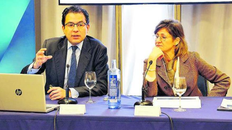 Miguel Cardoso y Marta Alonso, durante la rueda de prensa en el Círculo de Empresarios. |   // MARTA G. BREA