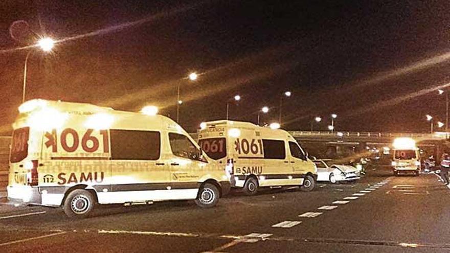 Ambulancias trabajan en un accidente en la autopista por la noche.