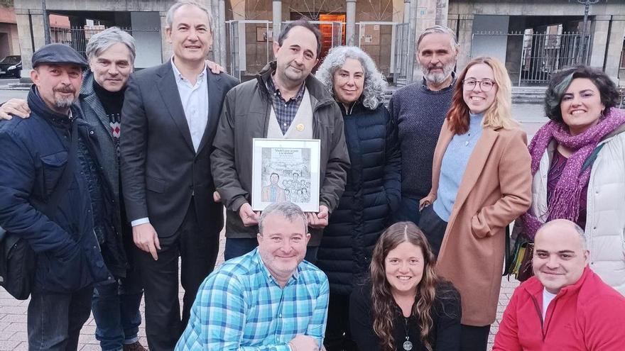 Xulio Viejo recibe el premio de la Tertulia Malory a la mejor obra en asturiano