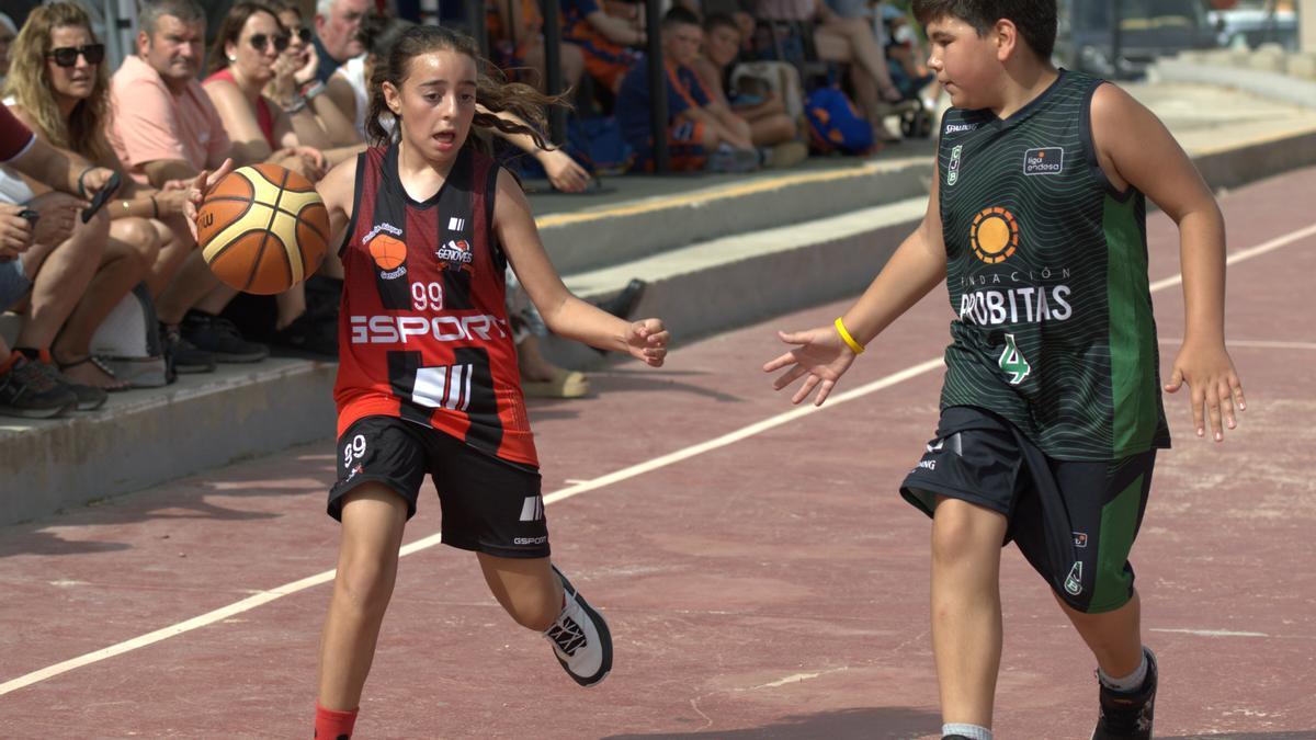 Dos participantes en una edición anterior del Torneig Aleví del Genovés.