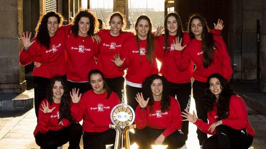 La plantilla del Hostelcur Gijón posa con su quinta Copa de Europa.