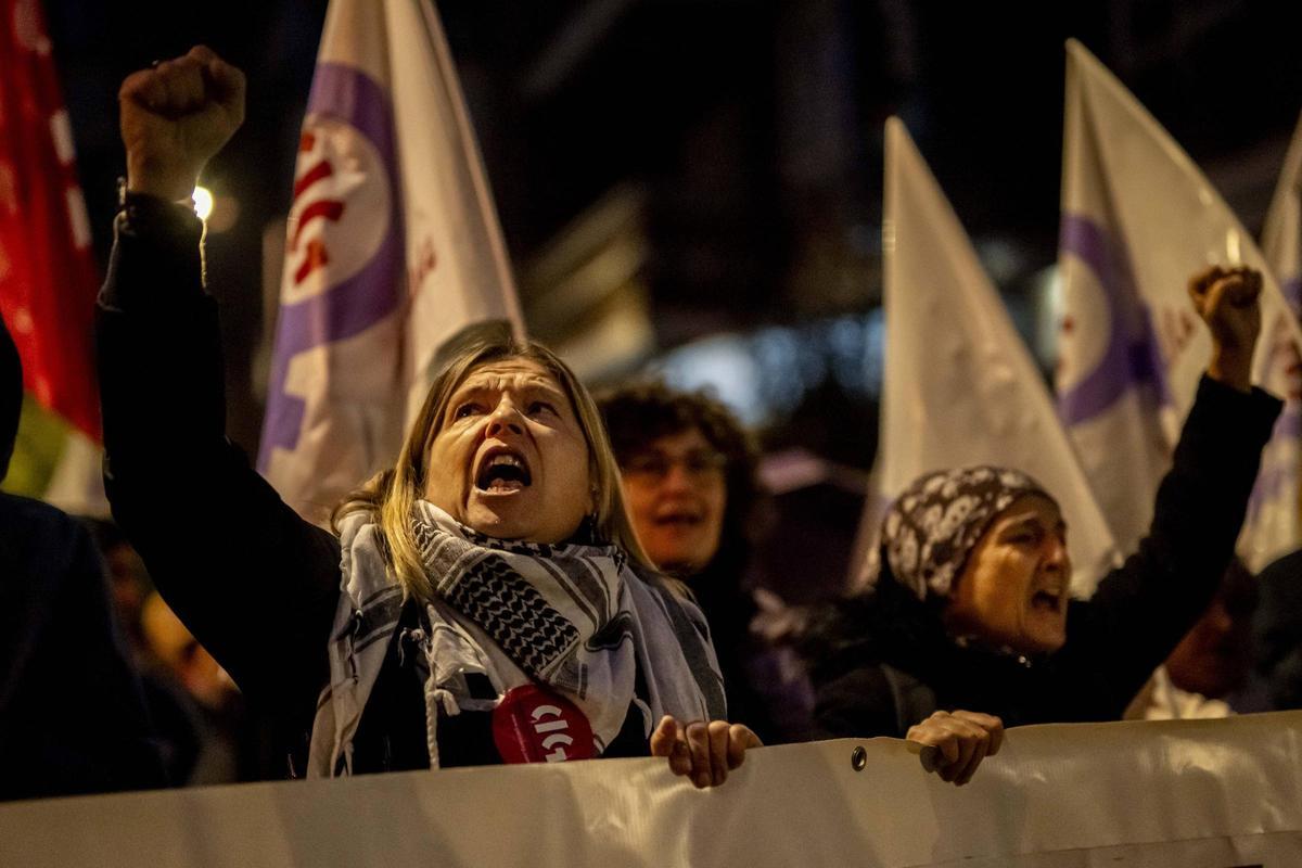 La protesta, con pancartas y cánticos, recorrió las calles de O Barco, este sábado.