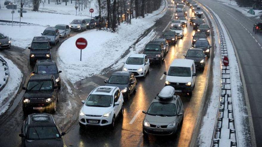 Miles de vehículos bloqueados en los Alpes franceses por la nieve y el hielo
