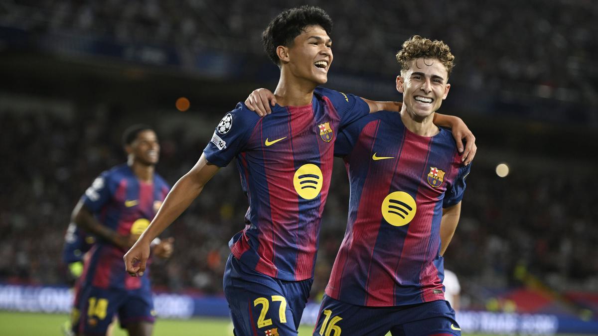 Barcelona. 21.10.2025. Deportes. Fermín celebrando con Dro el segundo gol azulgrana durante el partido de la fase de clasificación de la liga de campeones entre el FC Barcelona y el Olympiakos en el estadio Lluis Companys de Montjüic. Fotografía de Jordi Cotrina