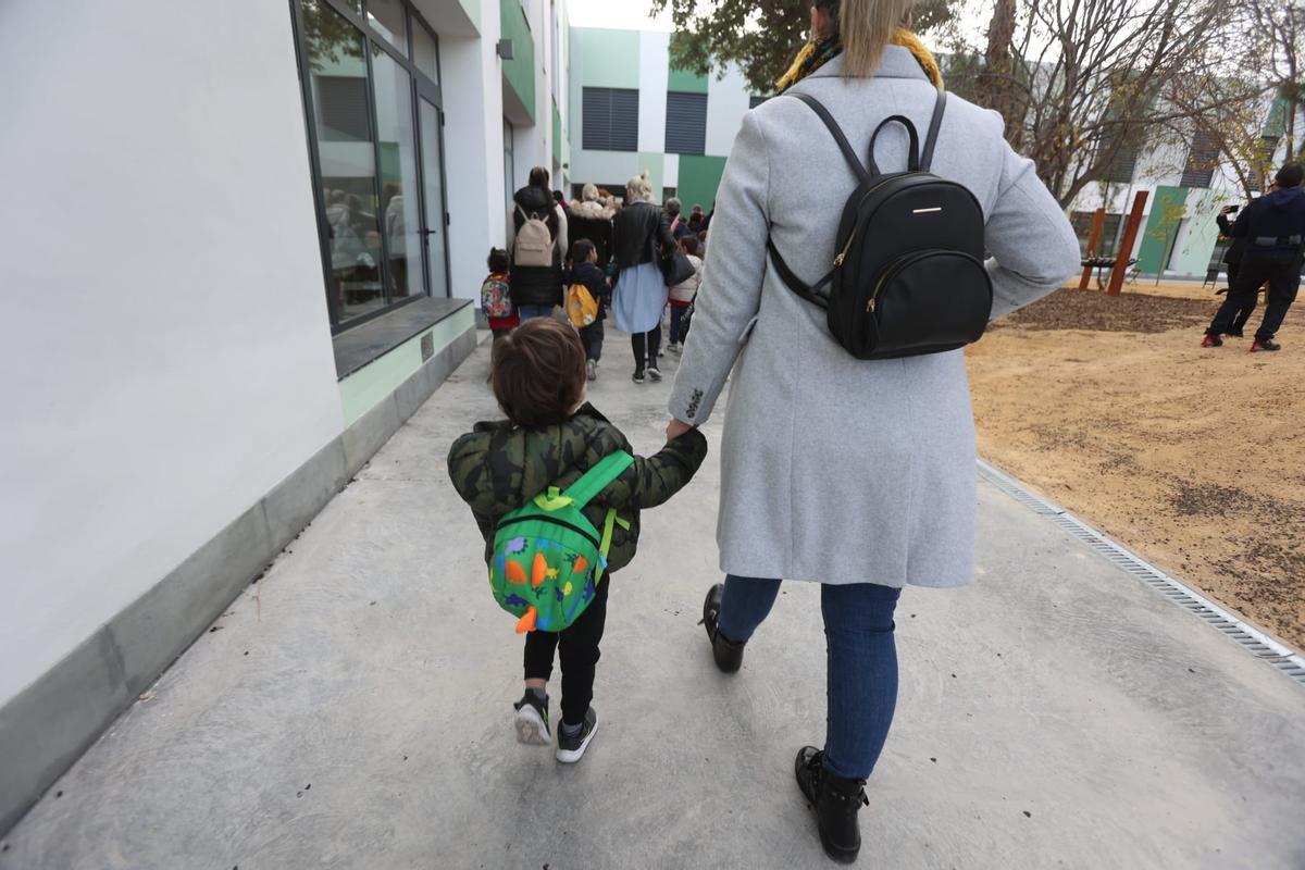 Un niño accede por primera vez a su colegio de la mano de su madre.