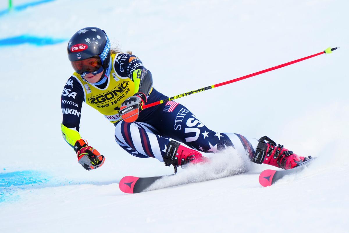 Mikaela Shiffrin, de Estados Unidos, acelera en la pista mientras corre en el slalom gigante femenino de la Copa Mundial en Mont Tremblant, Quebec, el domingo 7 de diciembre de 2025. (Sean Kilpatrick/The Canadian Press vía AP)