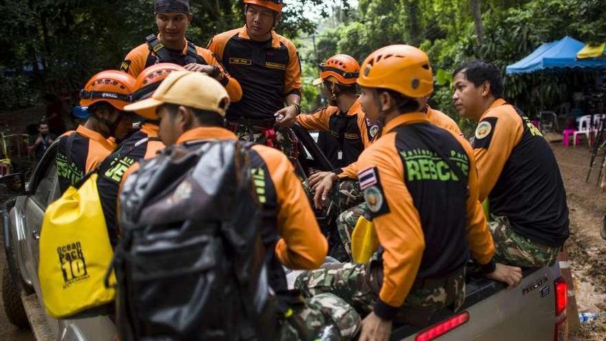 Miembros de un grupo de rescate en Tham Luang.