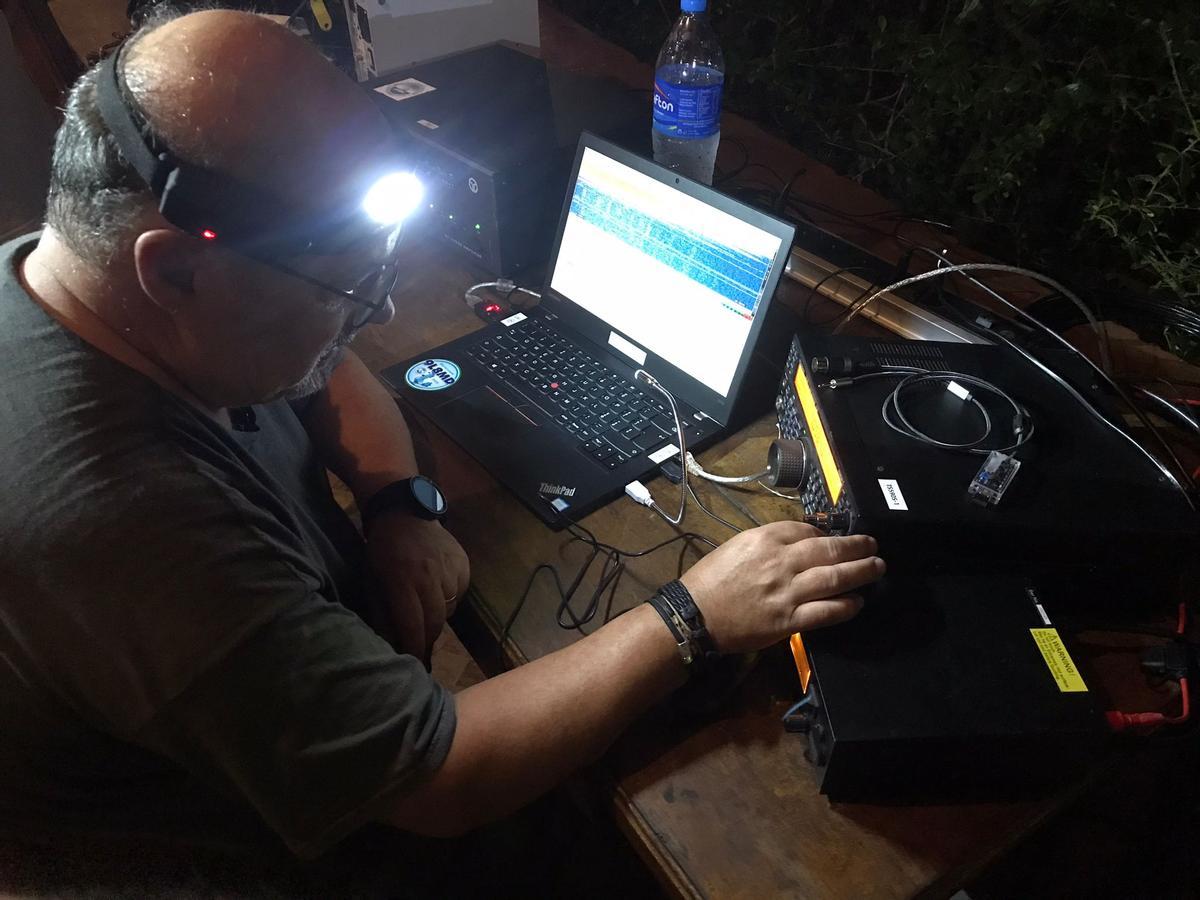 El radioaficioado Francisco Pajuelo, con su emisora.
