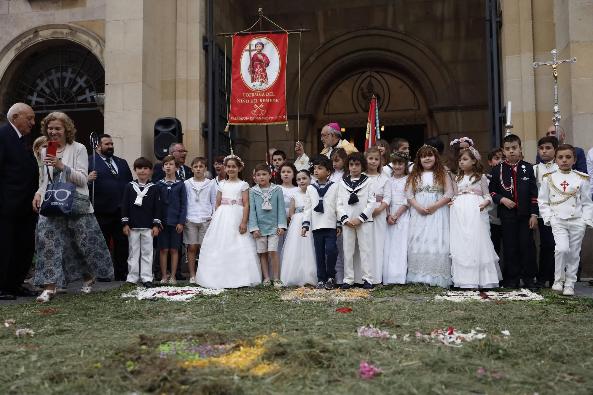 Pétalos, incienso, niños... así fue la procesión del Corpus Christi en Gijón (en imágenes)