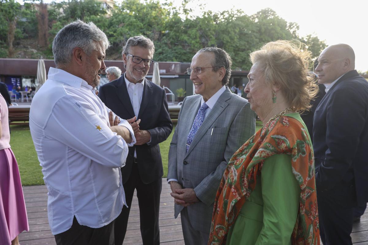 El chef Nandu Jubany junto a Javier Moll y Arantza Sarasola, presidente y vicepresidenta de Prensa Ibérica, y Joan Vehils, director de Sport