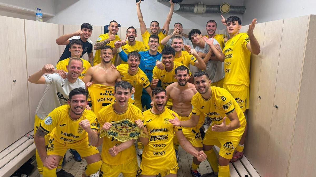 La plantilla del Poblense celebra un triunfo de esta temporada.