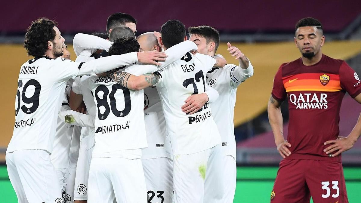 Los jugadores del Spezia celebran uno de los goles.