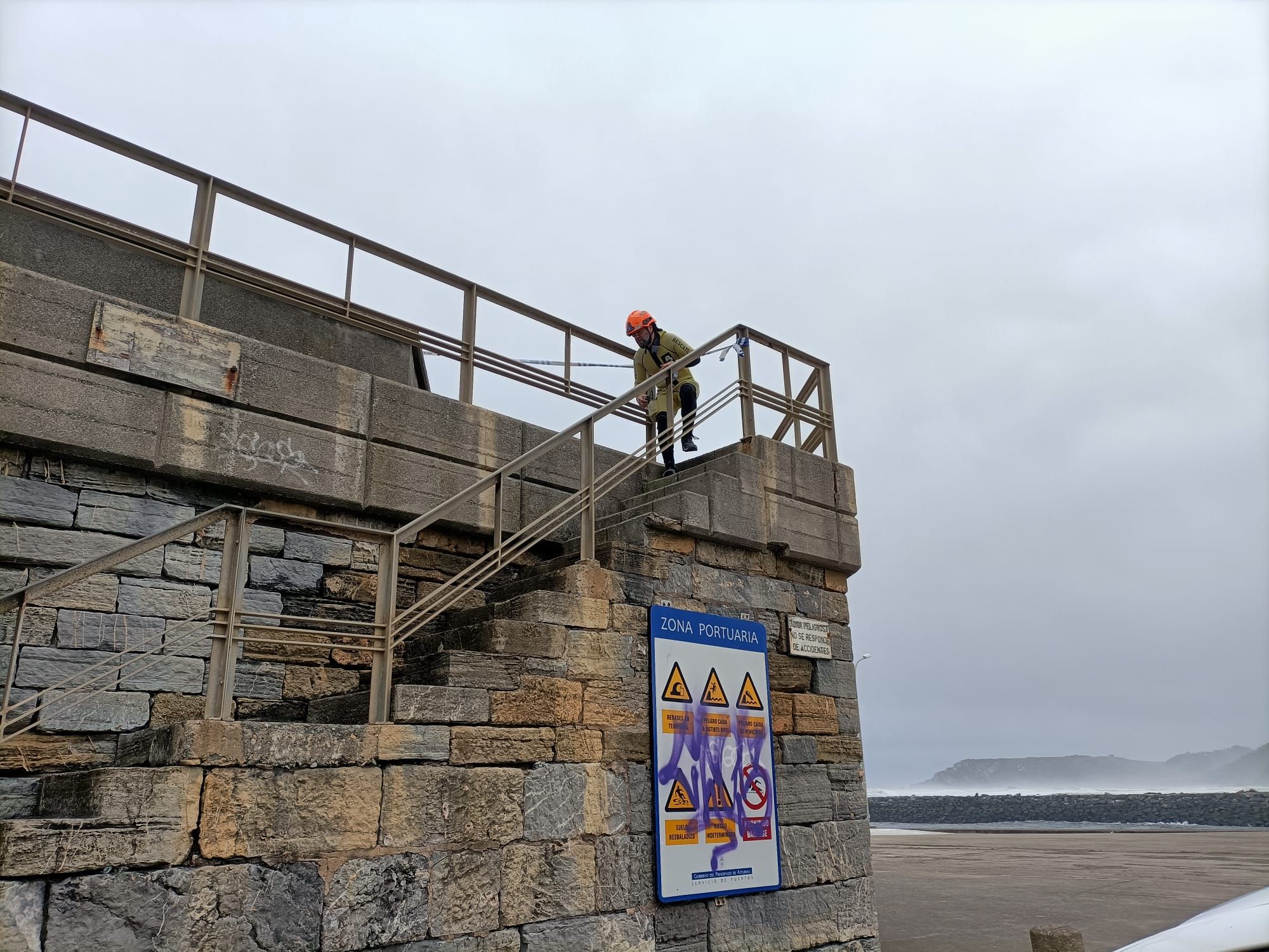 Las labores de rescate del hombre que cayó al mar en San Esteban