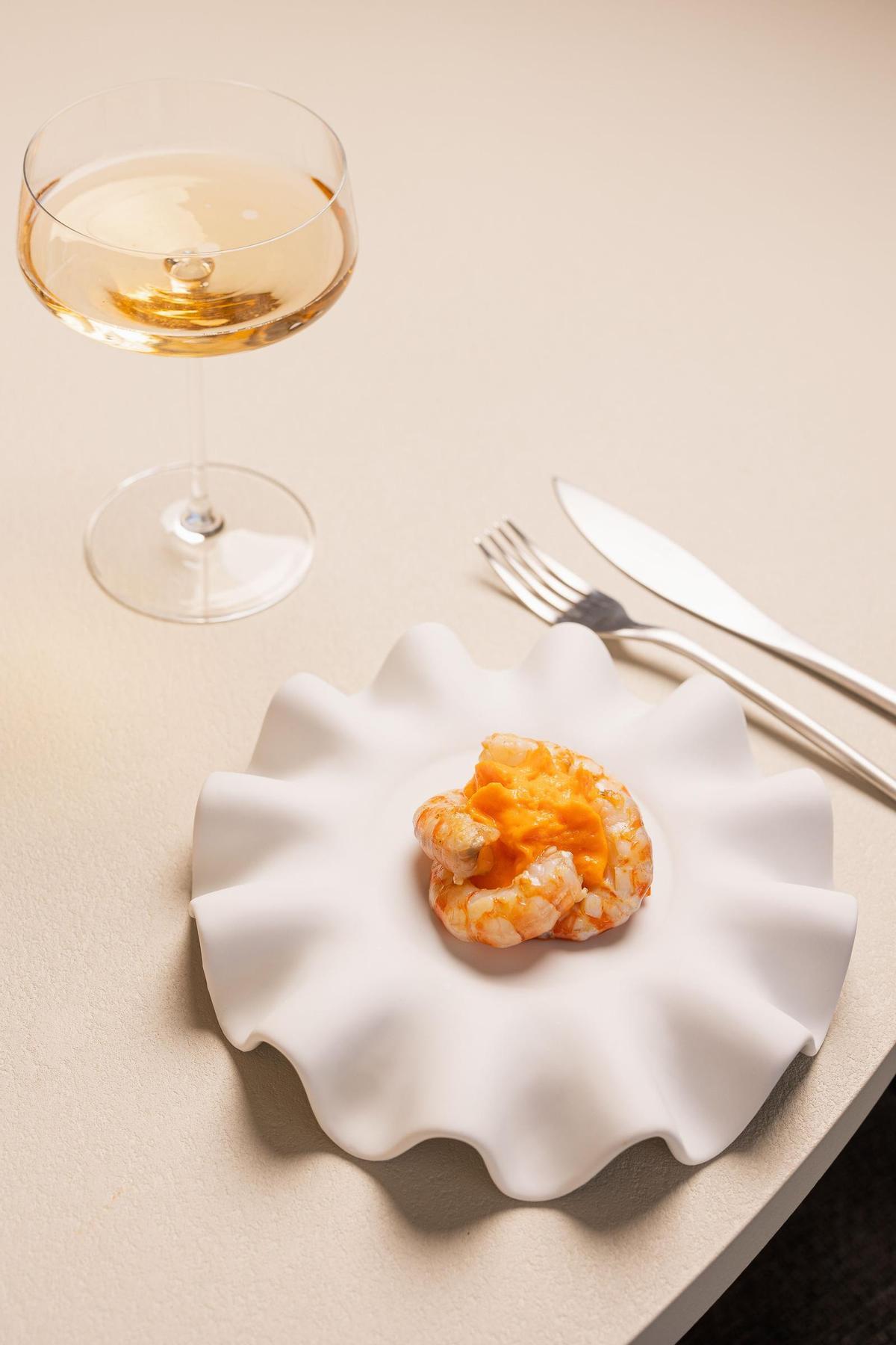 Langostino de Sanlúcar con holandesa de manteca colorá