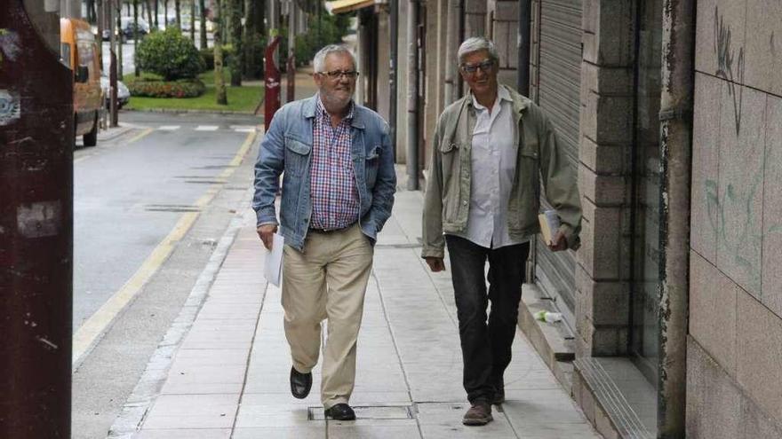 Xosé Manuel Pazos y Mariano Abalo dirigiéndose a la Gerencia del Catastro en Pontevedra. // Santos Álvarez