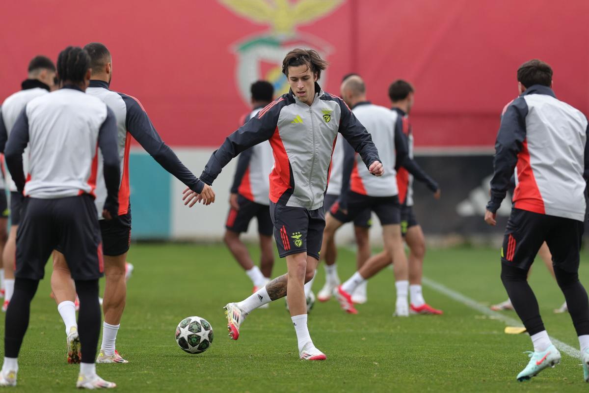 Álvaro Carreras (C) en la sesión de entrenamiento en Seixal previa al Benfica-Barça de octavos de final de la Champions 2024/25