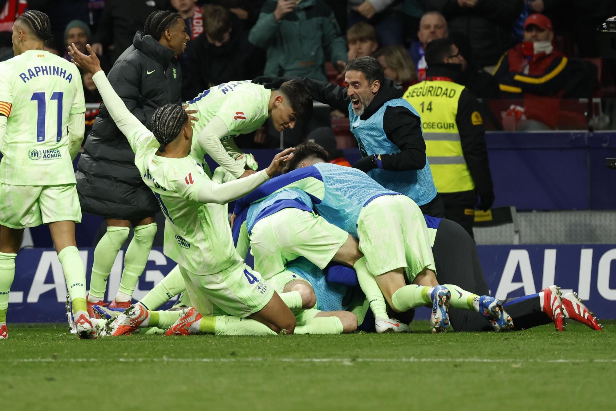MADRID, 16/03/2025.- Los jugadores del FC Barcelona celebran el tercer gol durante el encuentro correspondiente a la jornada 28 de Laliga EA Sports que disputan hoy domingo Atlético de Madrid y FC Barcelona en el estadio Metropolitano, en Madrid. EFE / J.J.Guillen