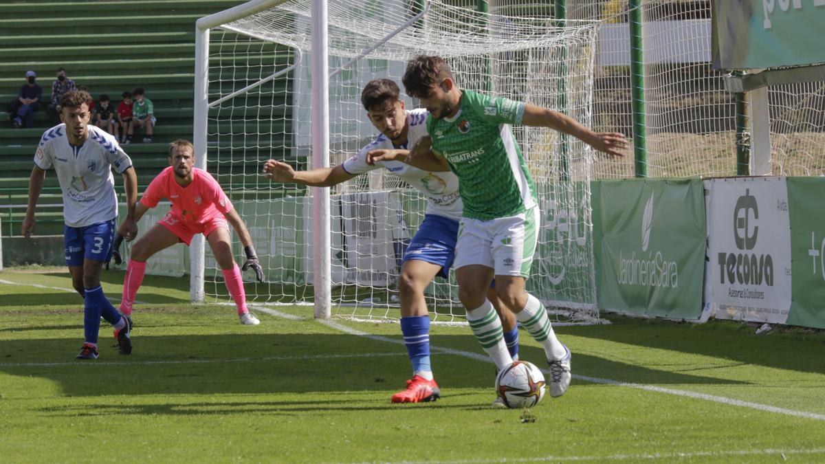 Teto, con el balón, durante el partido ante el Tamaraceite.