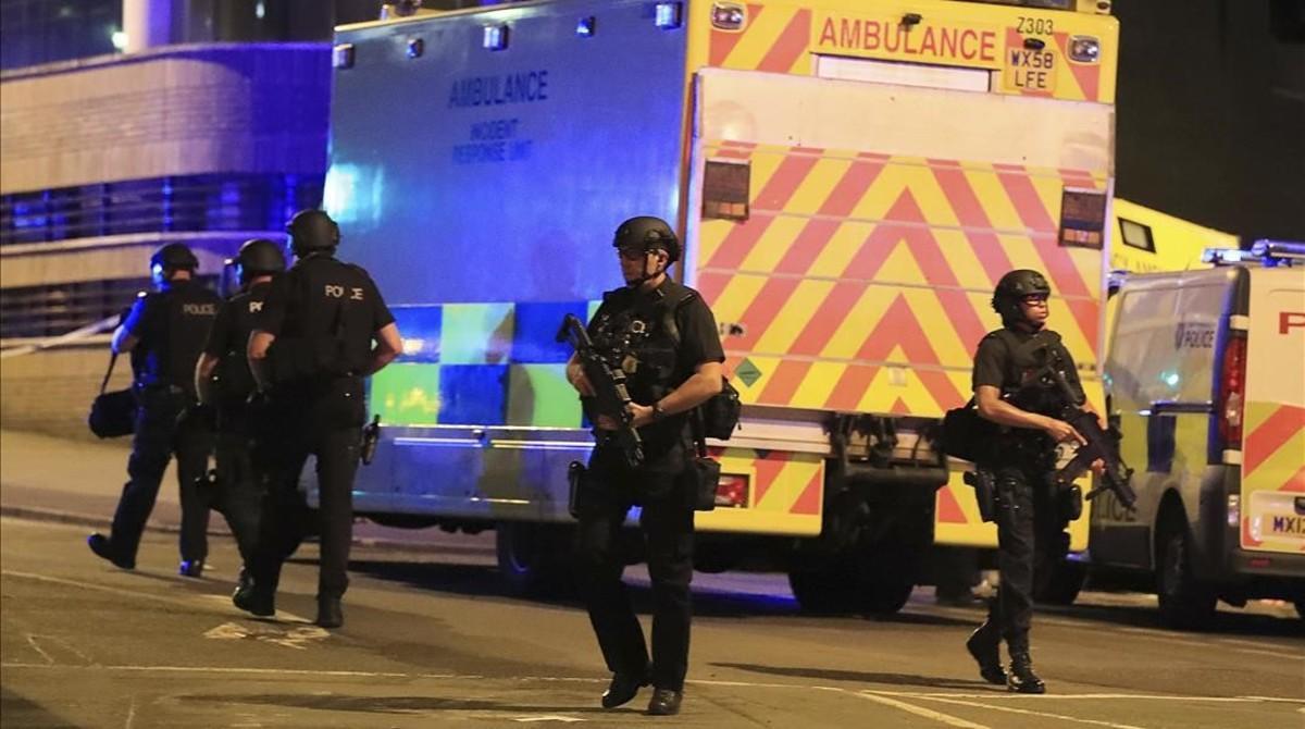 Policías armados custodian las inmediaciones del Manchester Arena.