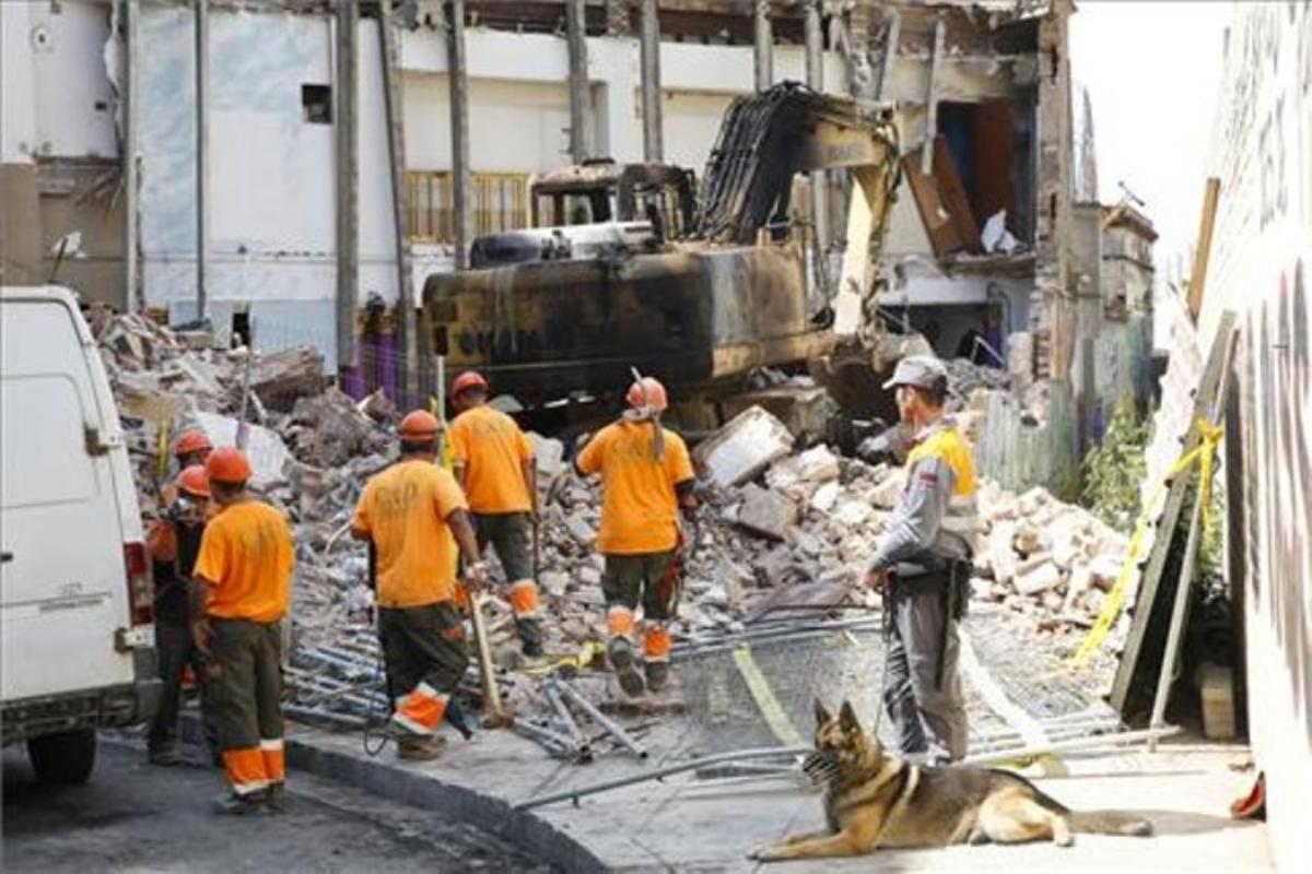 Destrosses l’endemà dels disturbis, després de la manifestació de Can Vies al barri de Sants.