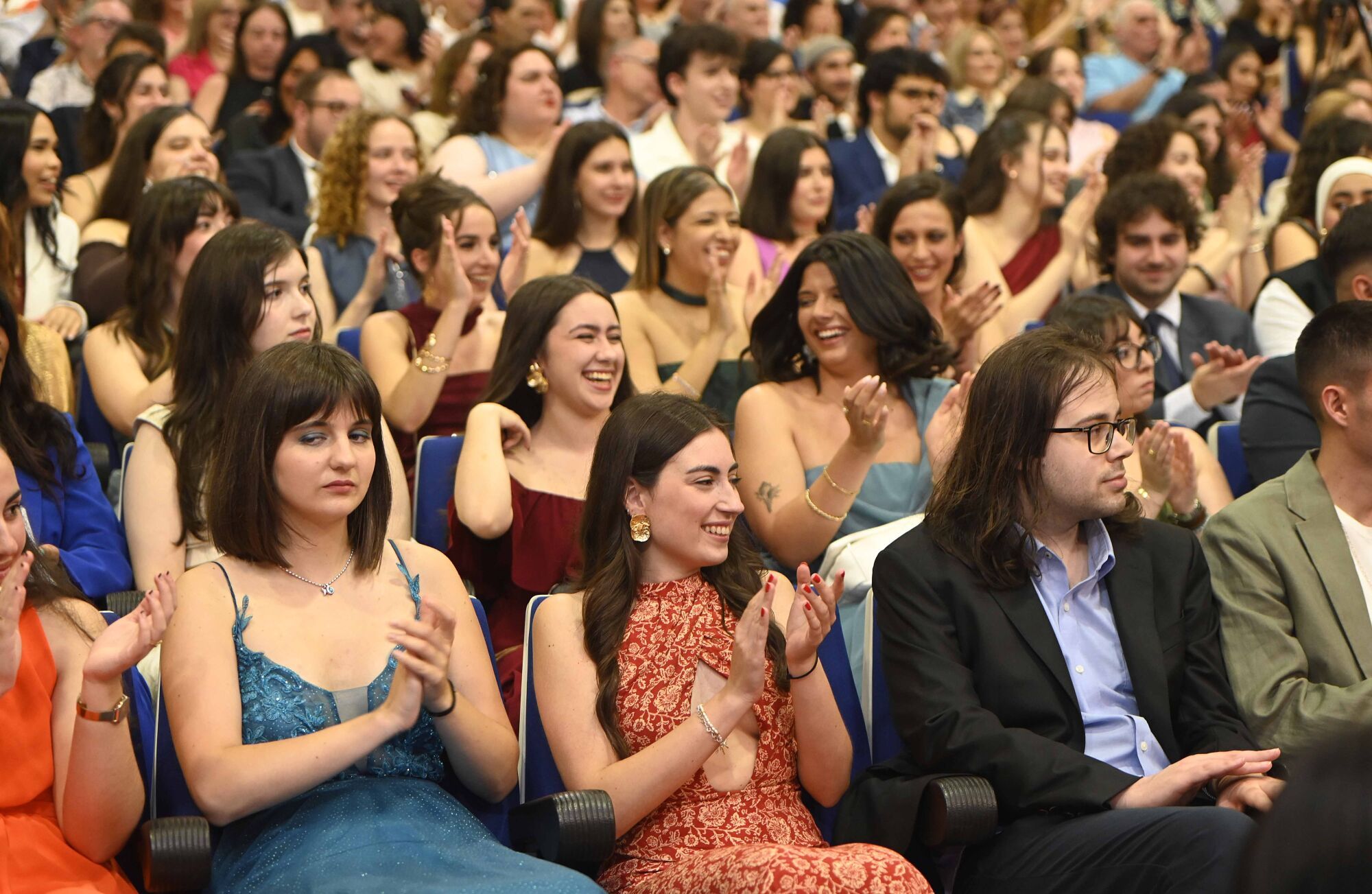 Las últimas promociones de los grados en Traducción e Interpretación, Filología Aplicada Gallega y Española y Lenguas Extranjeras recogieron sus diplomas 