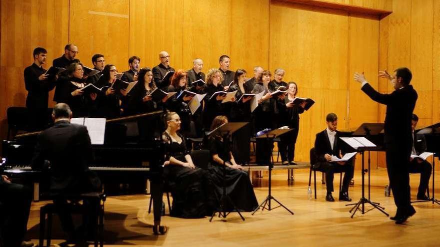 Actuación del Coro de Cámara Rías Baixas, ayer, en el Conservatorio Superior de Música vigués.  // R. Grobas