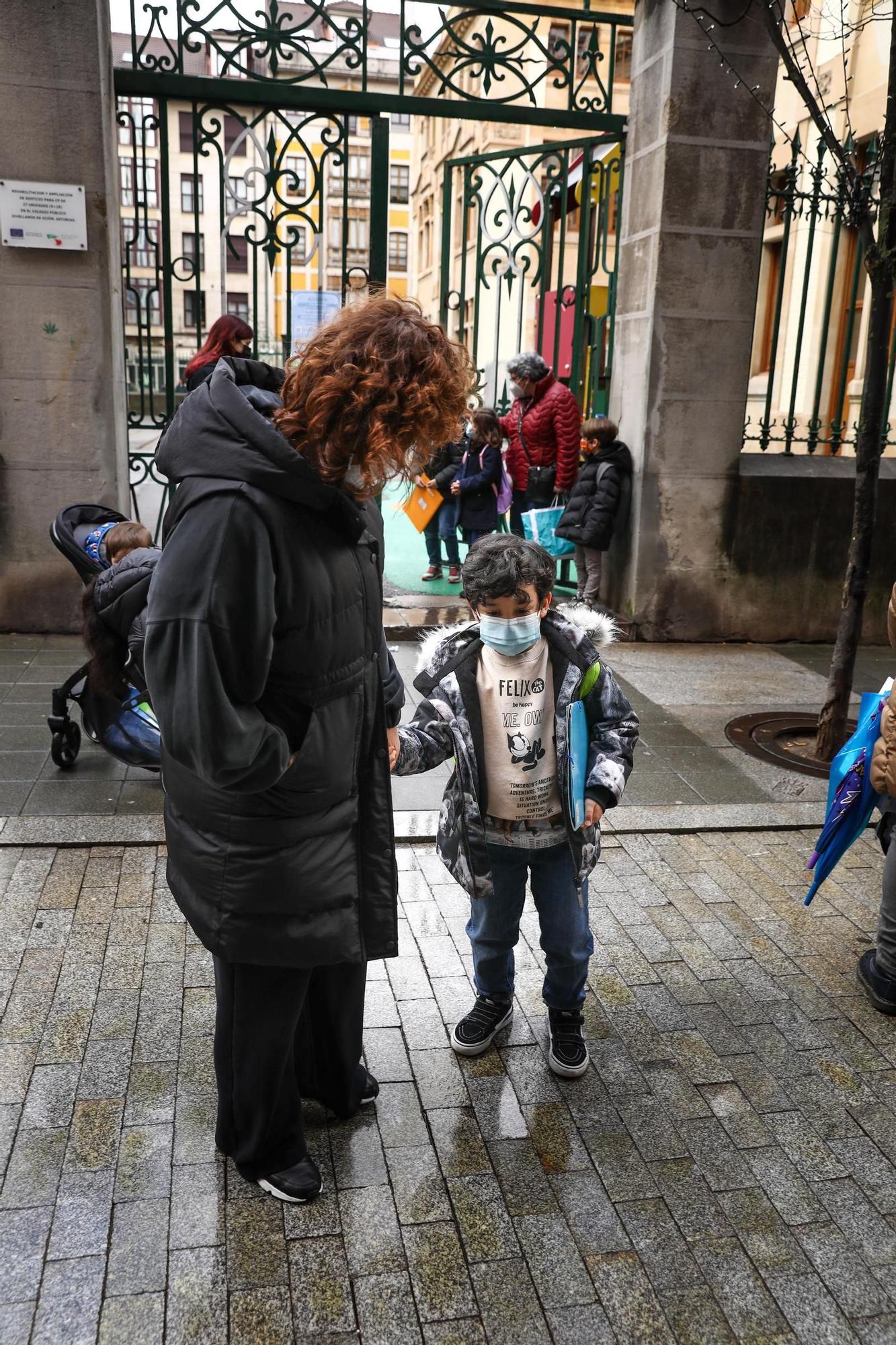 La vuelta al cole en Gijón tras las navidades, en imágenes