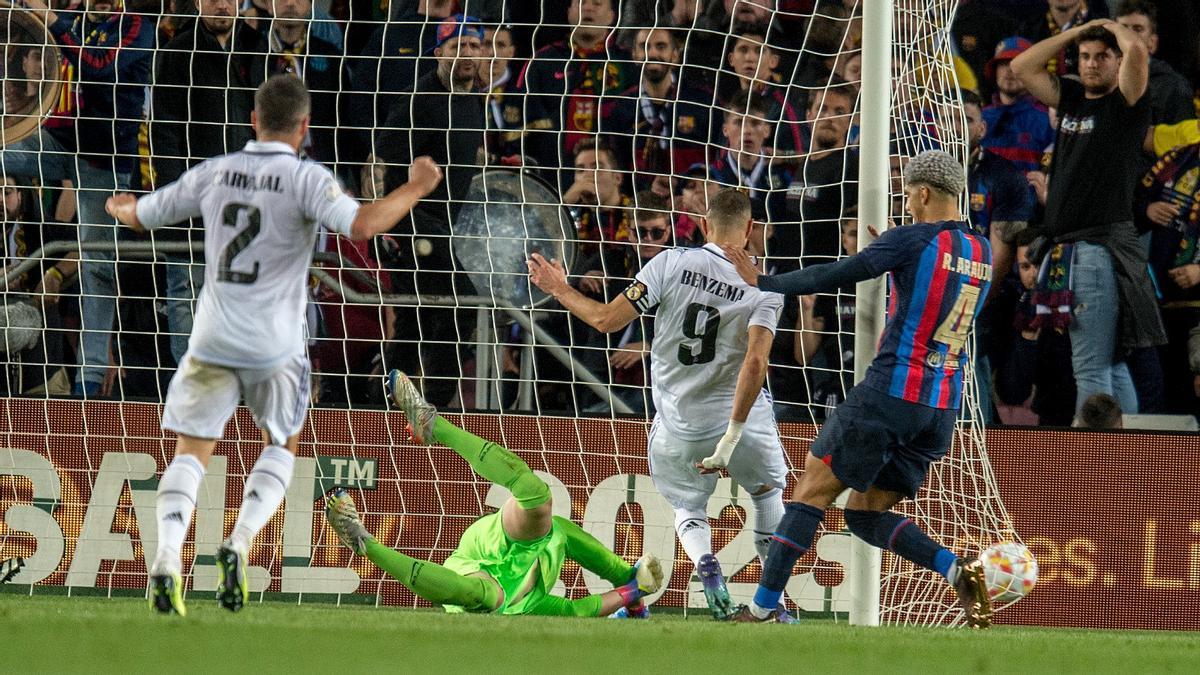 Benzema remacha el balón sobre la línea de gol en el 0-1.