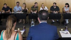 Miembros del comité de huelga de Eulen y representantes de la dirección de la empresa, durante una reunión negociadora celebrada el pasado 17 de agosto