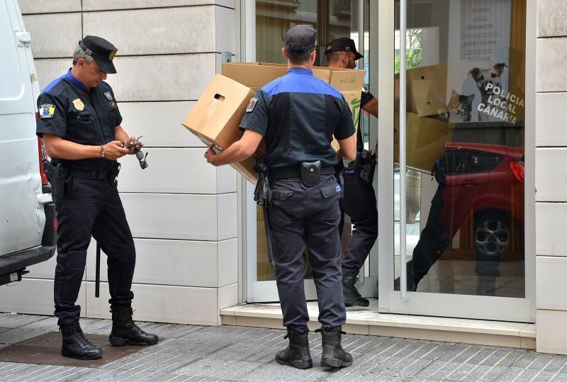 19/07/2018 LAS PALMAS DE GRAN CANARIA. Desahucio e incautación de historiales en la clínica de iDental. SANTI BLANCO  | 19/07/2018 | Fotógrafo: Santi Blanco