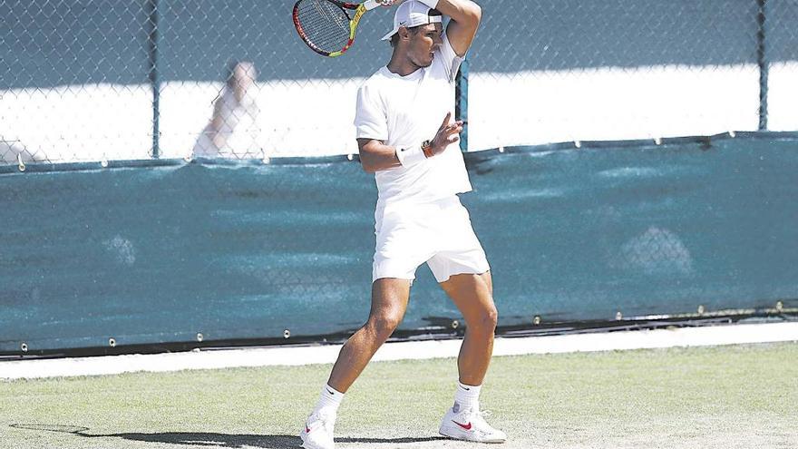 Nadal ultimó ayer su preparación para el torneo de Wimbledon.